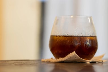 Seçici odaklı berrak kahve fincanı Americano 'yu dondurdu. Mesaj için yeri olan ferahlatıcı bir kahve içeceği..