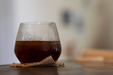 Seçici odaklı berrak kahve fincanı Americano 'yu dondurdu. Mesaj için yeri olan ferahlatıcı bir kahve içeceği..