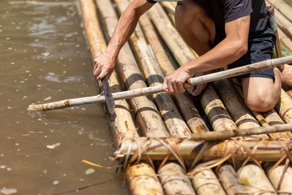 Focus Sélectif Main Villageois Coupant Bambou Pour Fabriquer Des Radeaux — Photo