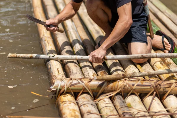 Foco Seletivo Mão Homem Aldeia Cortando Bambu Para Fazer Jangadas — Fotografia de Stock