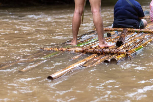 竹筏在河流中的运输 农村村民在森林中 没有道路 竹子的各种用途 — 图库照片