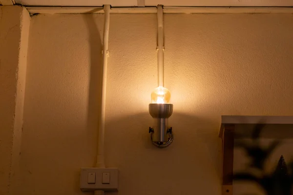 Selektywna Ostrość Mała Lampa Ścienna Vintage Pomarańczowe Światła Dać Klasyczny — Zdjęcie stockowe