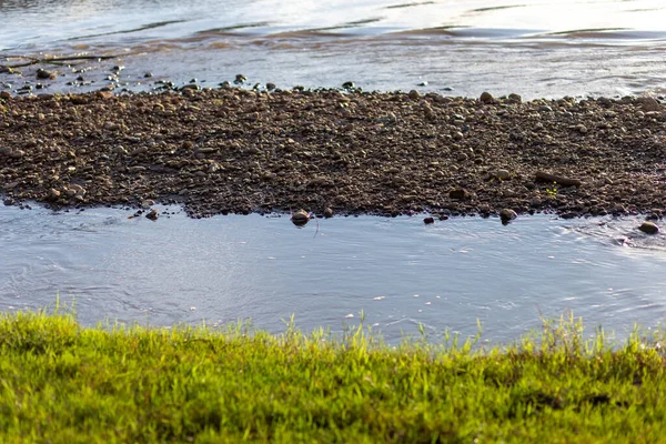 Enfoque Selectivo Pequeñas Piedras Borde Del Agua Hay Una Pequeña — Foto de Stock