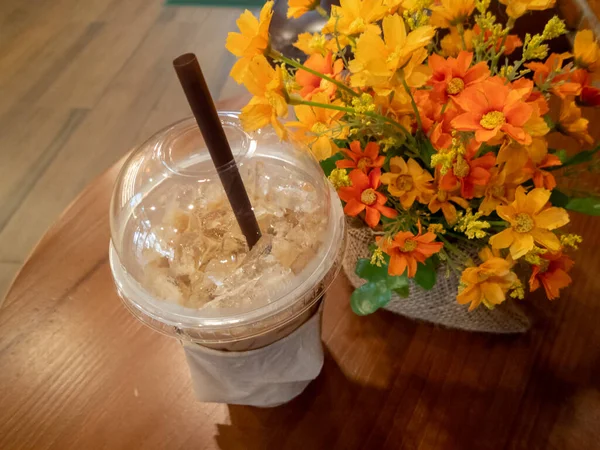 Πλαστική Παγωμένη Κούπα Καφέ Καλαμάκια Ξύλινο Τραπέζι Καφετέρια Υπάρχουν Πορτοκαλί — Φωτογραφία Αρχείου