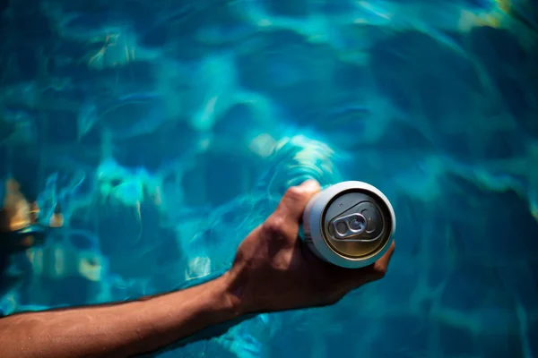 Селективный Фокус Белая Банка Пива Руке Человек Замачивается Бассейне Открытым — стоковое фото