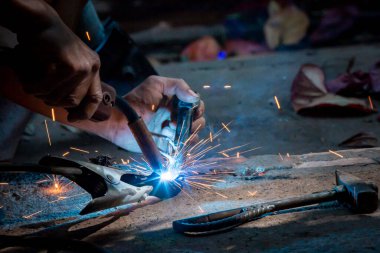 Kaynak fabrikasındaki sanayi işçileri