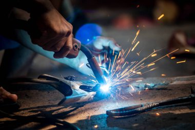 Kaynak fabrikasındaki sanayi işçileri