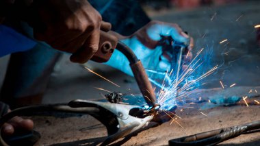 Kaynak fabrikasındaki sanayi işçileri