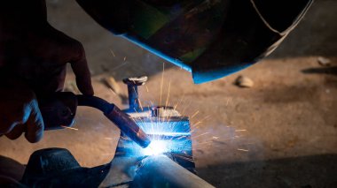 Kaynak fabrikasındaki sanayi işçileri