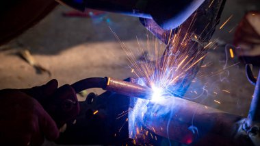 Kaynak fabrikasındaki sanayi işçileri