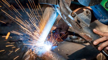 Kaynak fabrikasındaki sanayi işçileri