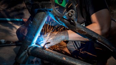 Kaynak fabrikasındaki sanayi işçileri