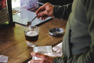 Kahve, yaz içeceği ve kenevir bitkisi olarak hindistan cevizi suyuyla karıştırılır..