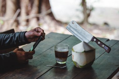 Kahve, yaz içeceği ve kenevir bitkisi olarak hindistan cevizi suyuyla karıştırılır..
