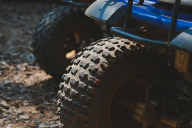 ATV lastikleri, tekerlekler ve süspansiyon gitmeye hazır..