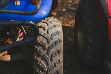 ATV lastikleri, tekerlekler ve süspansiyon gitmeye hazır..