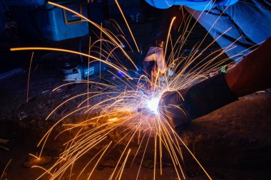 Kaynak fabrikasındaki sanayi işçileri