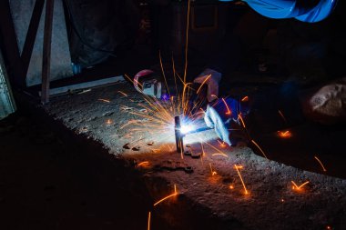 Kaynak fabrikasındaki sanayi işçileri