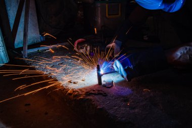 Kaynak fabrikasındaki sanayi işçileri