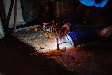 Kaynak fabrikasındaki sanayi işçileri