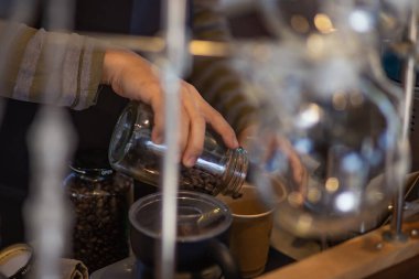 Kahve dükkanında çalışırken konsantre olmak için.