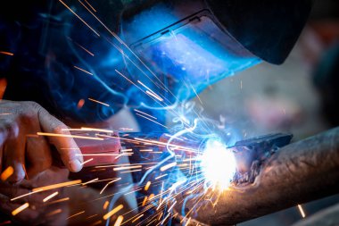 Kaynak fabrikasındaki sanayi işçileri