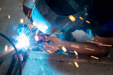 Kaynak fabrikasındaki sanayi işçileri