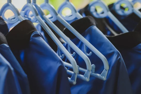 Stijlvolle Blauwe Kleerhangers Mooie Blauwe Shirts Hangen Samen — Stockfoto