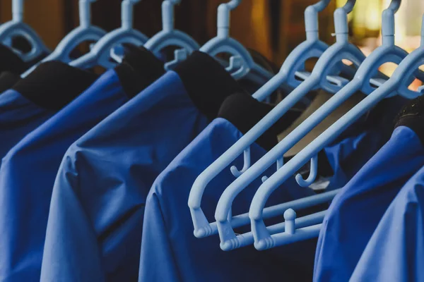 Stijlvolle Blauwe Kleerhangers Mooie Blauwe Shirts Hangen Samen — Stockfoto