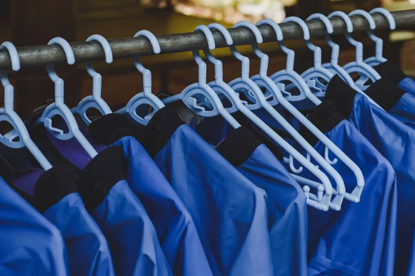 Stijlvolle Blauwe Kleerhangers Mooie Blauwe Shirts Hangen Samen — Stockfoto