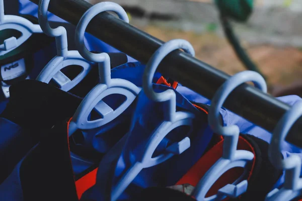 Stijlvolle Blauwe Kleerhangers Mooie Blauwe Shirts Hangen Samen — Stockfoto