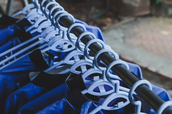 Stijlvolle Blauwe Kleerhangers Mooie Blauwe Shirts Hangen Samen — Stockfoto