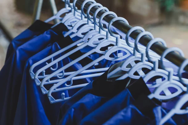 Stijlvolle Blauwe Kleerhangers Mooie Blauwe Shirts Hangen Samen — Stockfoto