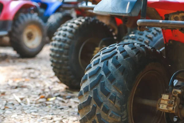ATV lastikleri, tekerlekler ve süspansiyon gitmeye hazır..