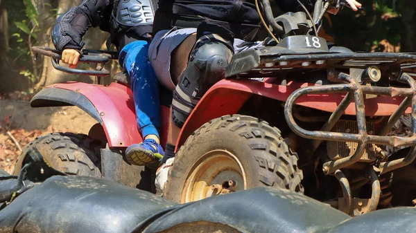 Viagens Atv São Adequadas Para Adultos Crianças Sobe Colina Vagueia — Fotografia de Stock