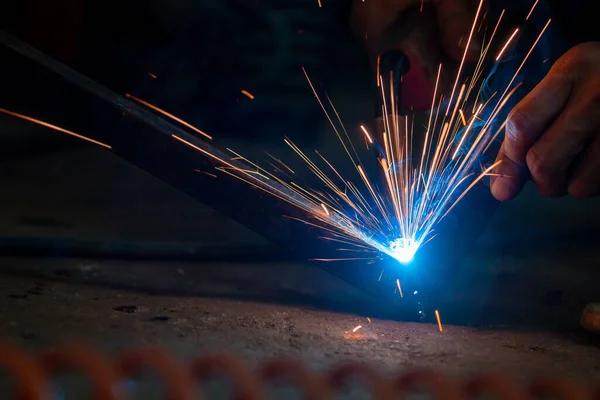 Kaynak fabrikasındaki sanayi işçileri