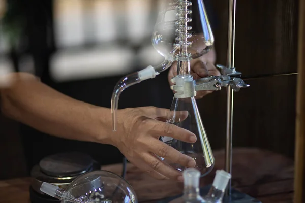 玻璃管试管液体蒸馏 — 图库照片