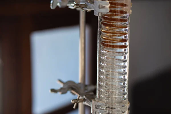 玻璃管试管液体蒸馏 — 图库照片