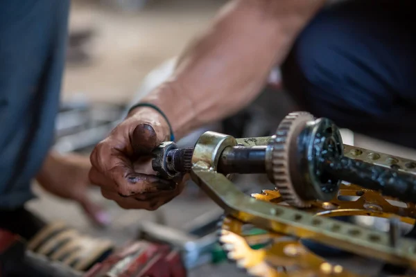 Maak Met Olie Bevlekte Handmoer Strakker — Stockfoto