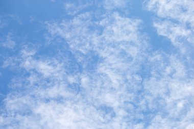 Gökyüzünde süzülen beyaz bulutlar rahatlama hissi veriyor. Arka plan için gökyüzü resimleri.