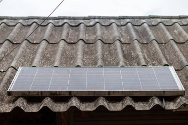 Eski güneş hücresi. Evin çatısı kirli. Temizlikle ilgilenmiyor..