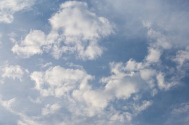 Gökyüzünde süzülen beyaz bulutlar rahatlama hissi veriyor. Arka plan için gökyüzü resimleri.