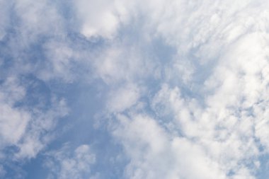 Gökyüzünde süzülen beyaz bulutlar rahatlama hissi veriyor. Arka plan için gökyüzü resimleri.