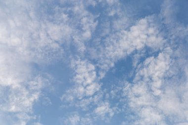 Gökyüzünde süzülen beyaz bulutlar rahatlama hissi veriyor. Arka plan için gökyüzü resimleri.