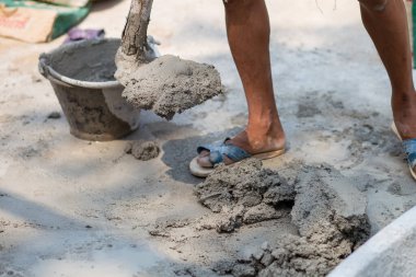 Havan topu duvarcı tarafından kürekle karıştırılır. Duvara yapıştırılmak