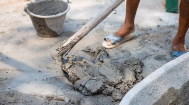 Havan topu duvarcı tarafından kürekle karıştırılır. Duvara yapıştırılmak