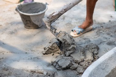 Havan topu duvarcı tarafından kürekle karıştırılır. Duvara yapıştırılmak