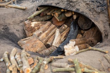 Bahçıvanların kaplumbağalarında bir odun yığını kömür yakıyor Tayland 'daki Lychee çiftçileri, dalları süsledikten sonra, ek gelir elde etmek için kömürü suyla yakıyor..
