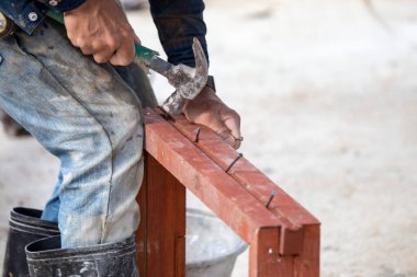 Ahşap pencere dikdörtgen bir çerçeve ve inşaat işçileri. Çiviler çivileniyor, böylece çivilenmiş kısım duvarın havanına sabitleniyor. Bir ev penceresi yapısı yapmak için