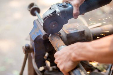 Parıldayan çelik kesici, çelik kıskaçlar, çeliği kesmek ve tutmak için eğilin..